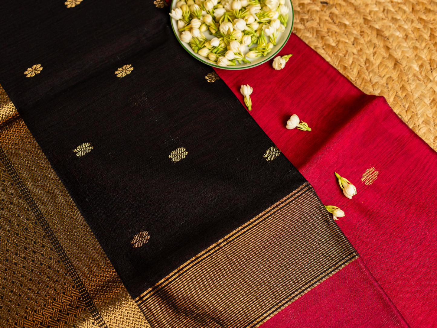 Maheshwari Zari chatai border with Butti weaving