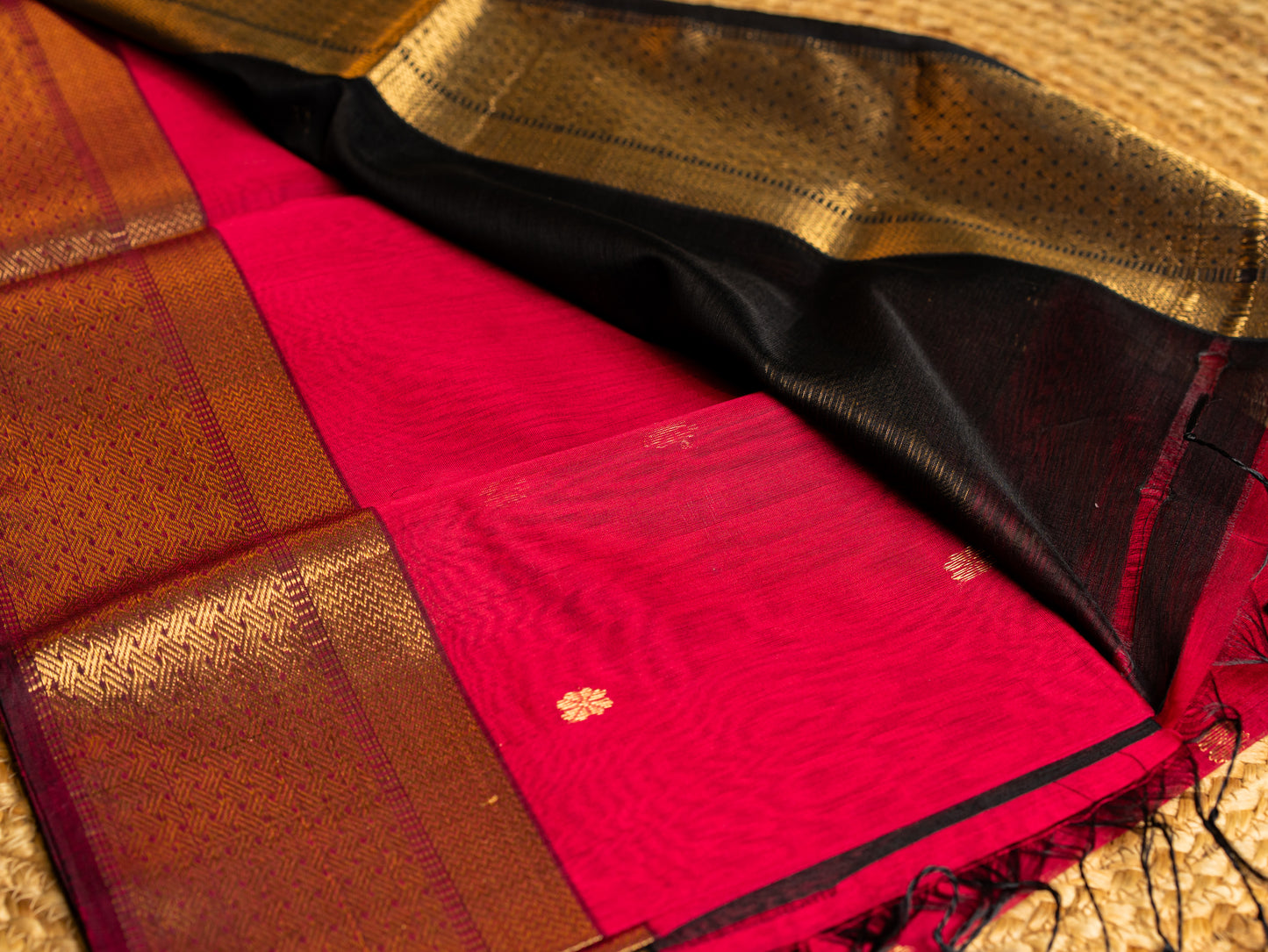 Maheshwari Zari chatai border with Butti weaving