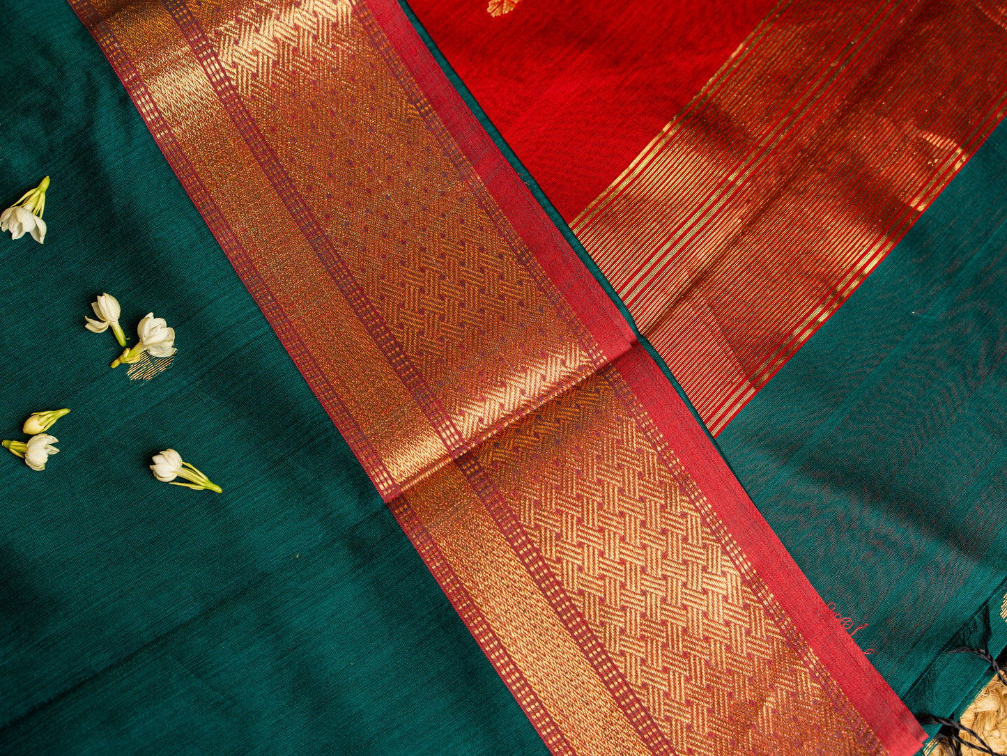 Maheshwari Zari chatai border with Butti weaving