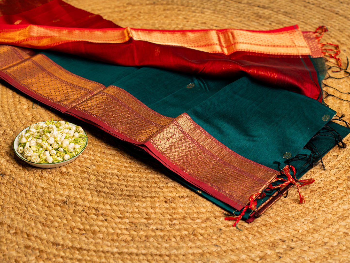 Maheshwari Zari chatai border with Butti weaving