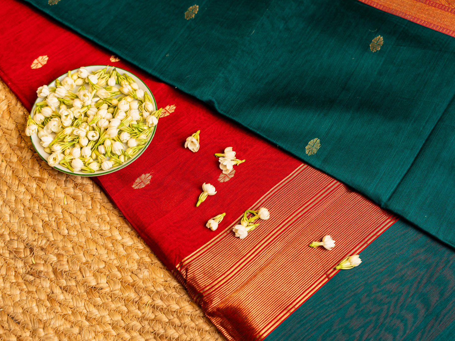 Maheshwari Zari chatai border with Butti weaving