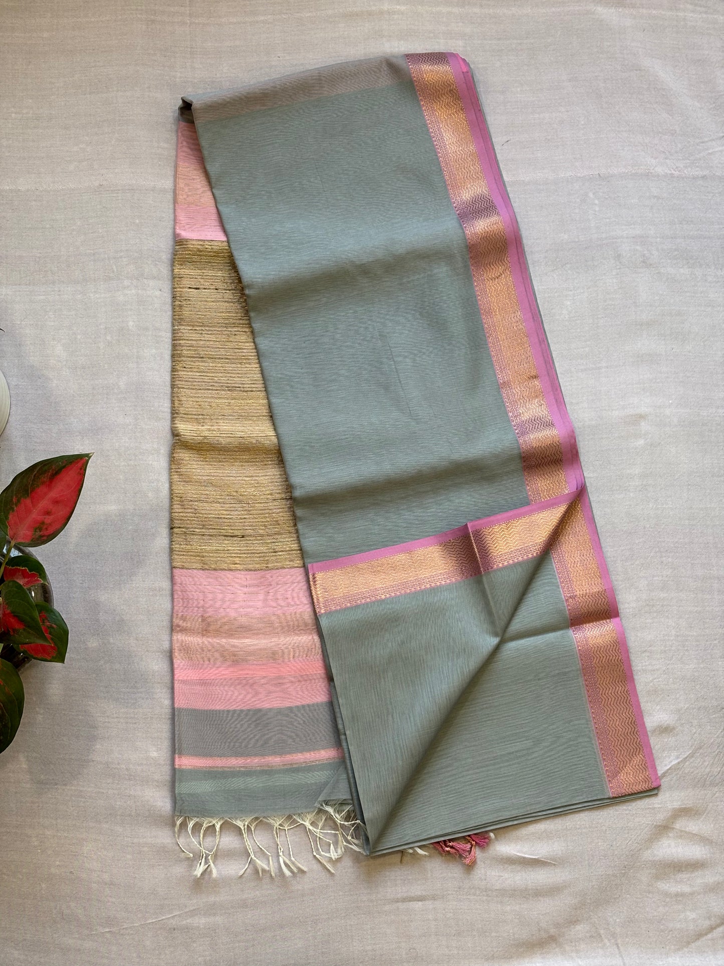 Traditional Maheshwari Rewa Border with Gicha/Kosa pallu Weaving Saree Grey & Baby Pink